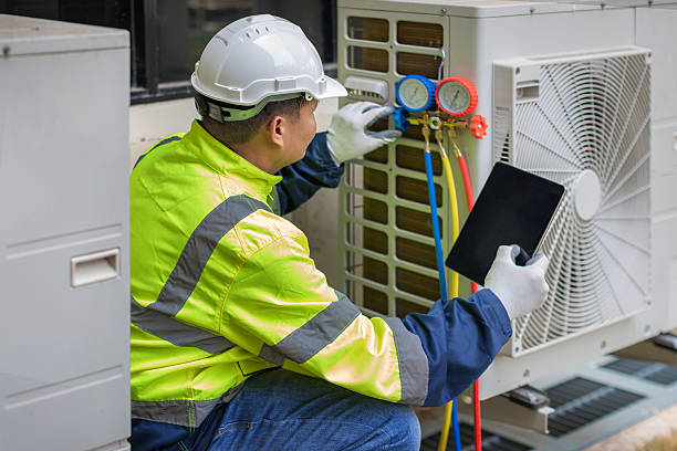 Professional Hvac technician working in Crystal Lake, FL